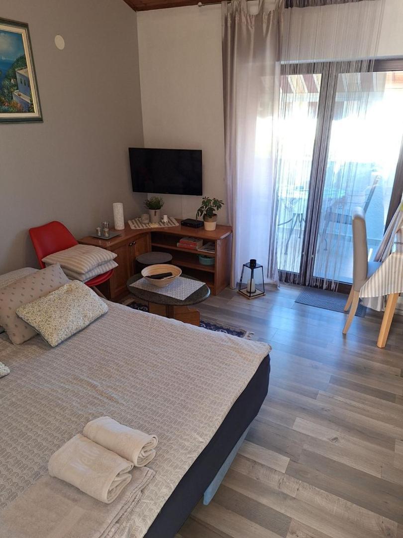 Stana A2+2 For 4 Persons With Balcony And Sea View Poreč